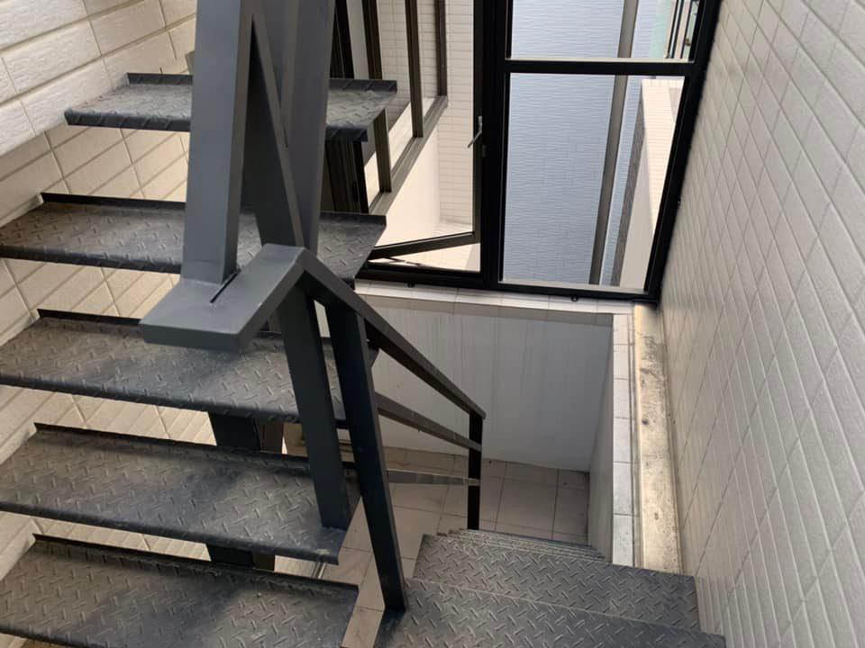 高雄玻璃屋工程-感謝 岡山區 莊董的 認同 玻璃屋➕工業風 樓梯轉角➕不銹鋼門➕欄杆
