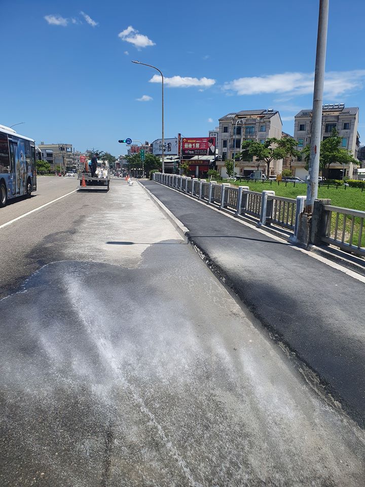 灑水車-人行道施工 路面沖洗完工