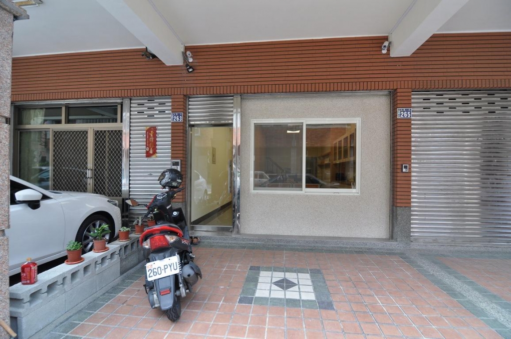 台中大里區永隆一街洪公館｜透天別墅室內設計｜系統傢俱