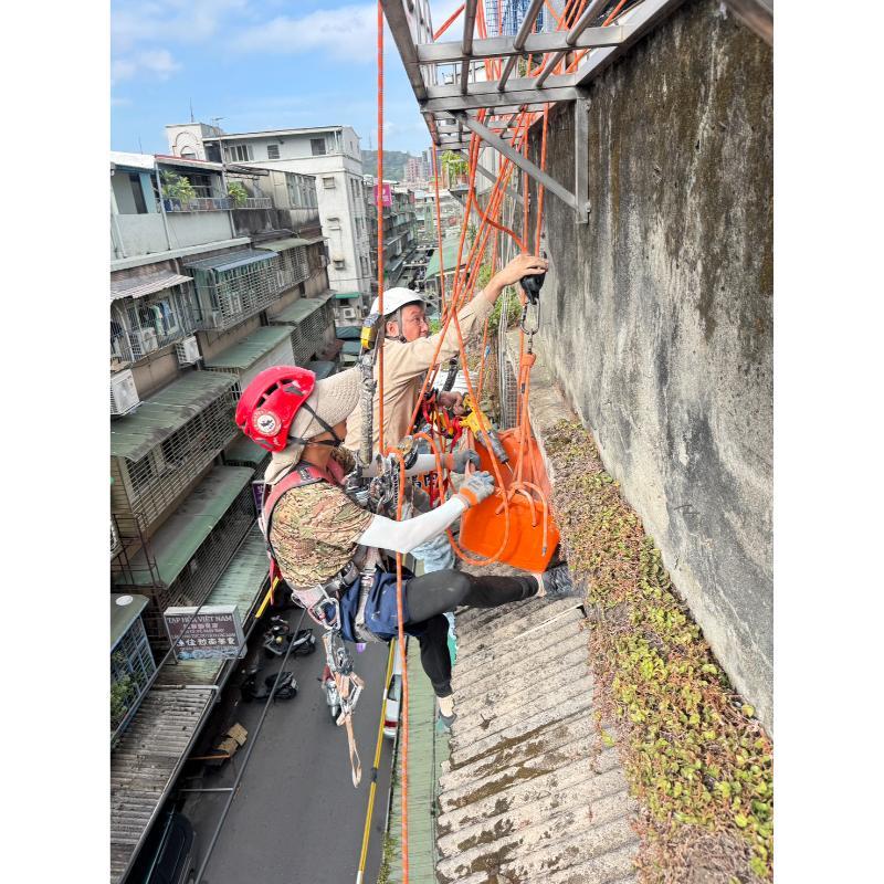 土城區｜50年老公寓外牆整修工程｜女兒牆底部磁磚脫落