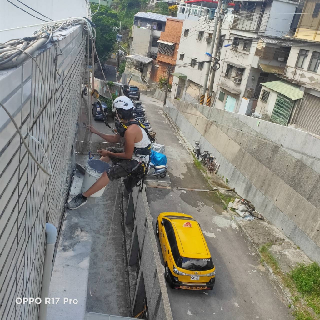 基隆外牆鋼筋外露修補 (環氧樹脂砂槳修復)