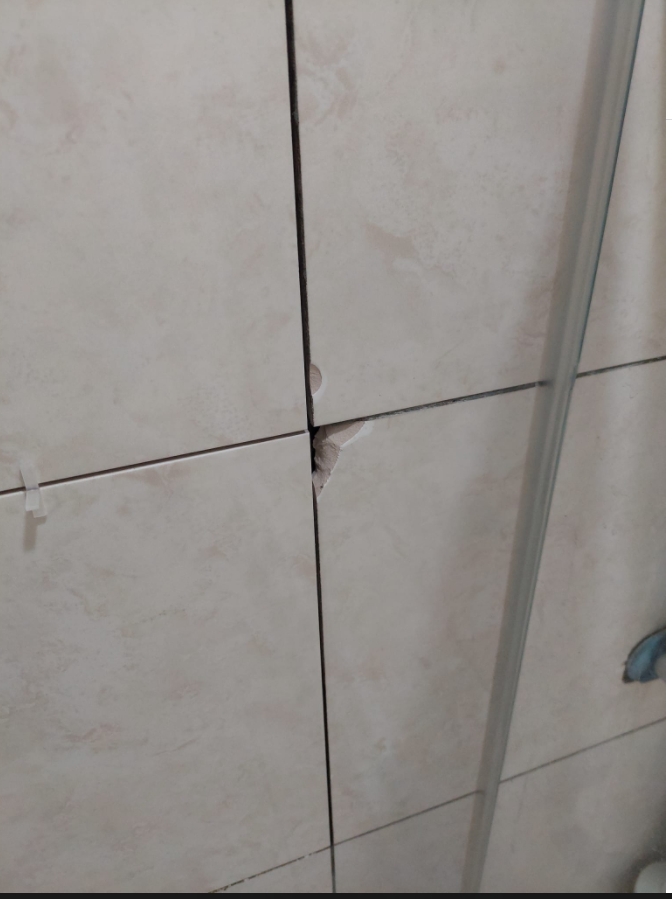 浴室壁磚缺角修補美容-鴻杰