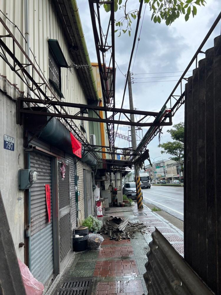 石棉瓦遮雨棚汰換金屬烤漆浪板遮雨棚-台中房屋修繕