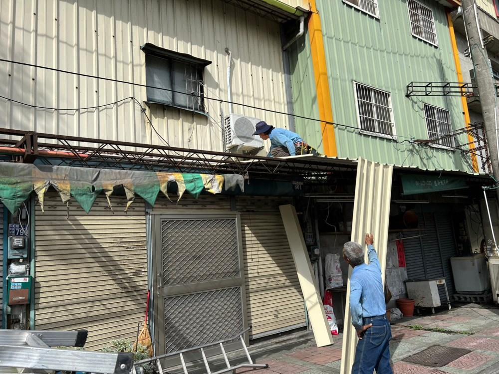 石棉瓦遮雨棚汰換金屬烤漆浪板遮雨棚-台中房屋修繕