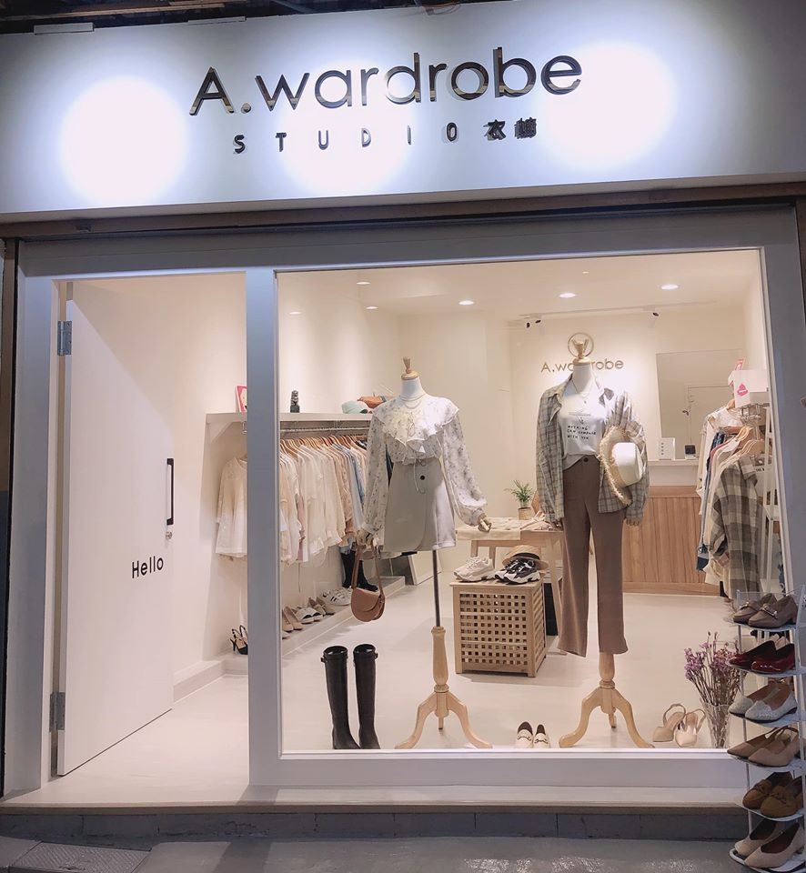  A. wardrobe 衣櫥