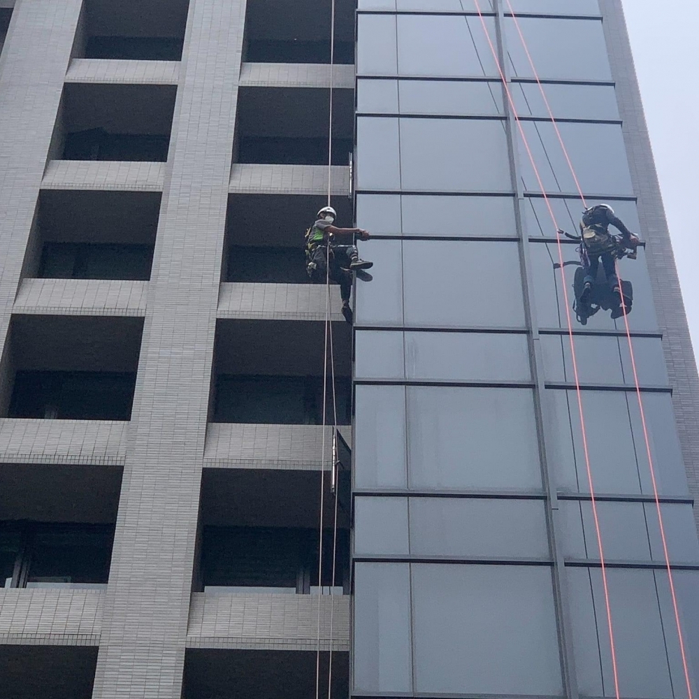社區大樓 高空繩索技術人員垂降施工
