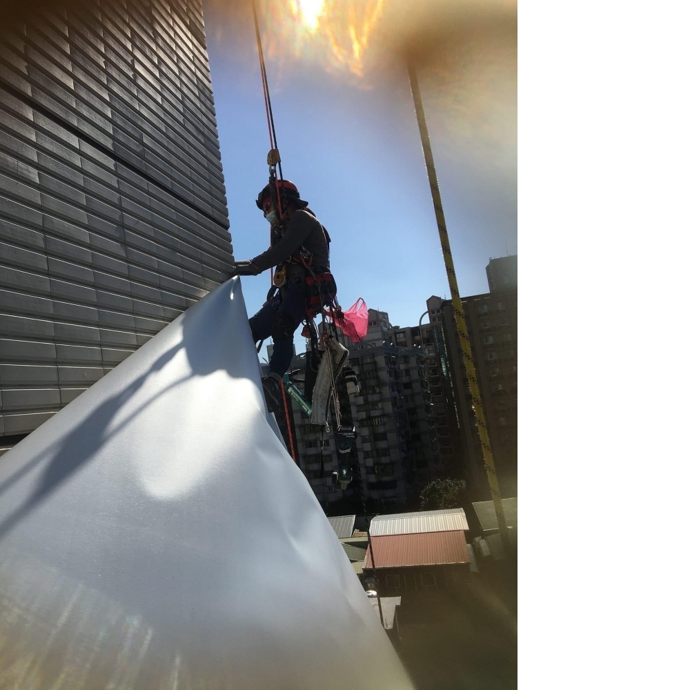 高空繩索技術人員垂降施工外牆帆布拆除