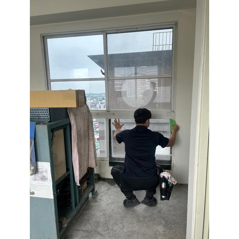 台中南屯大樓頂樓電梯機房隔熱紙安裝｜隔熱紙施工｜台中隔熱紙施工