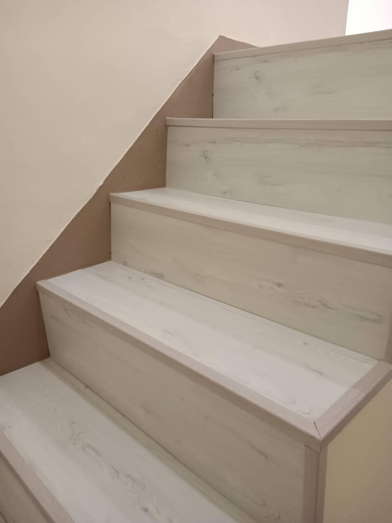 樓梯超耐磨地板施工/台中實木地板工程