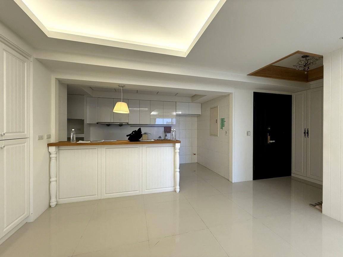 台中北屯15年住宅整修前的餐廚與玄關空間