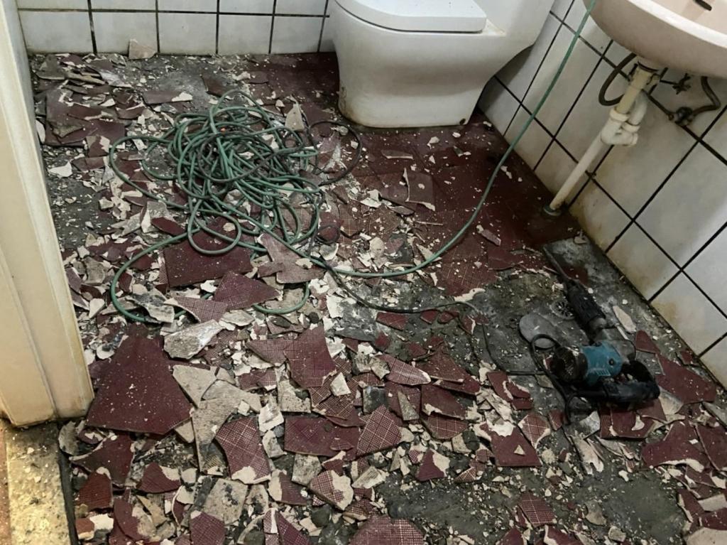 浴室地面磁磚拆除