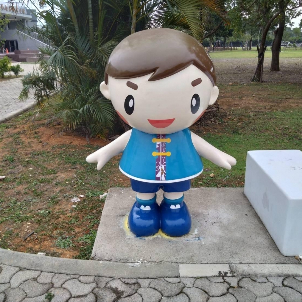 桃園客家園區被旅客撞壞-frp公仔修復