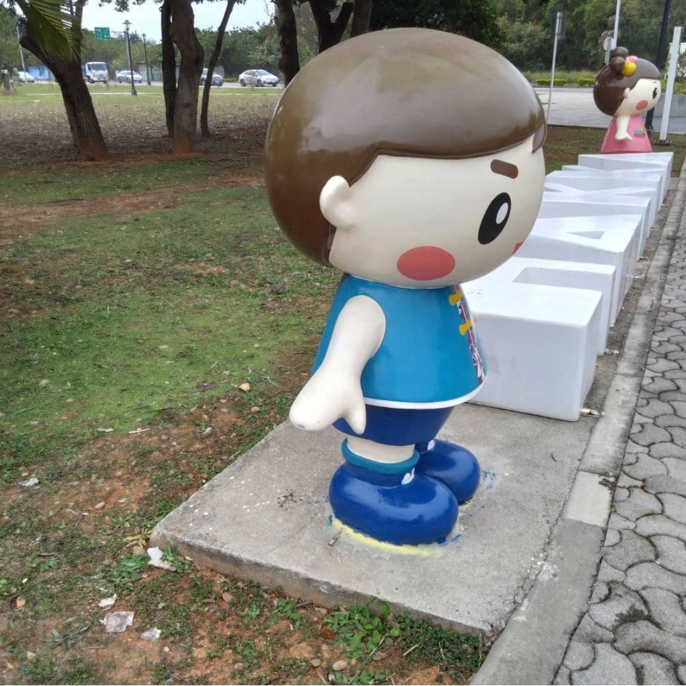 桃園客家園區被旅客撞壞-frp公仔修復