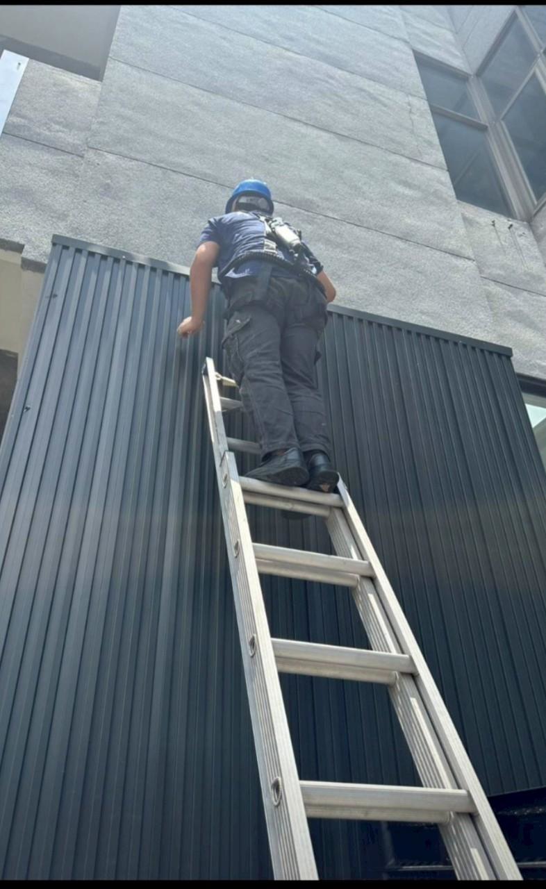 某應用科技（遮雨棚滲水修補）