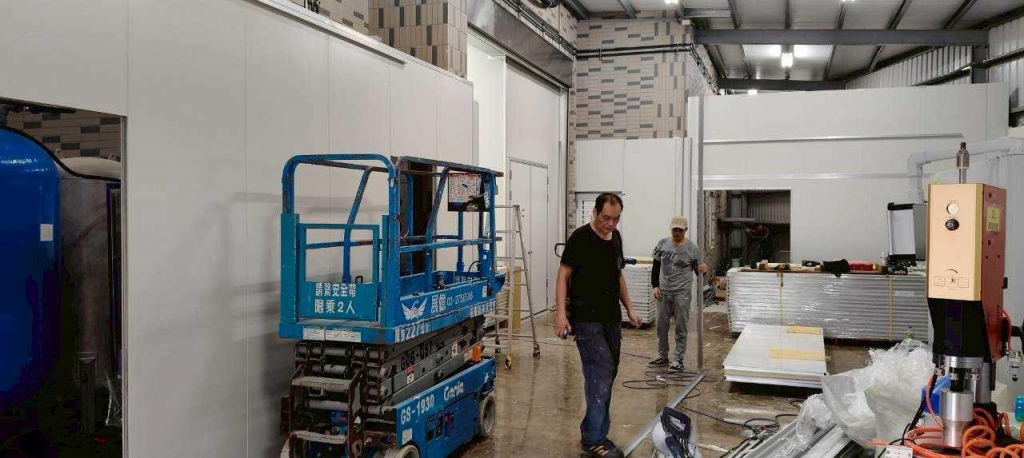龍潭濾心製造廠一樓新建潔淨室庫板隔間庫板天花板工程
