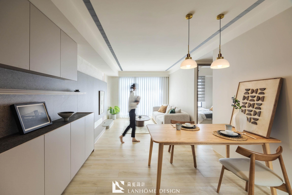 台中住宅設計|日式風格客廳與餐廳 日式風格客廳與餐廳室內設計,以木質與米灰色調營造溫潤居家氛圍