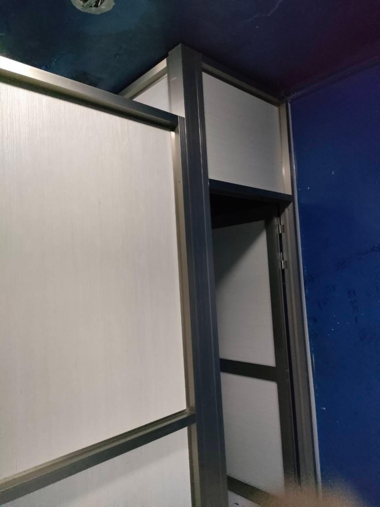 鋁隔間配置木板(吊門與外開門)