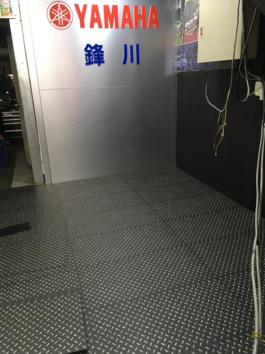 YAMAHA各大機車行工業風黑鋼立體浮雕金屬鐵板塑膠地磚塑膠地板45cmx90cm3.0m/m