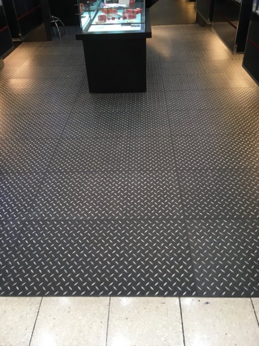 YAMAHA各大機車行工業風黑鋼立體浮雕金屬鐵板塑膠地磚塑膠地板45cmx90cm3.0m/m