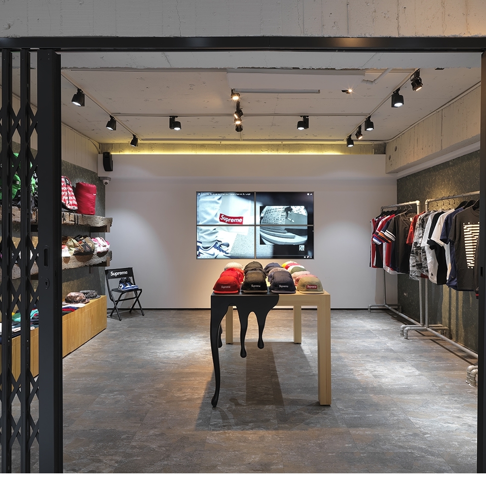 台灣Supreme專賣店 - Suprize 台北東區旗艦店.