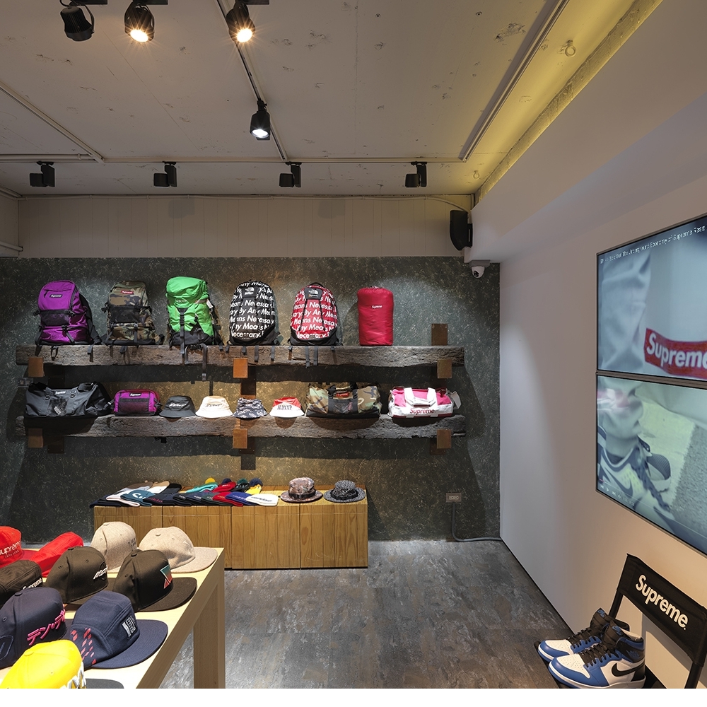 台灣Supreme專賣店 - Suprize 台北東區旗艦店.