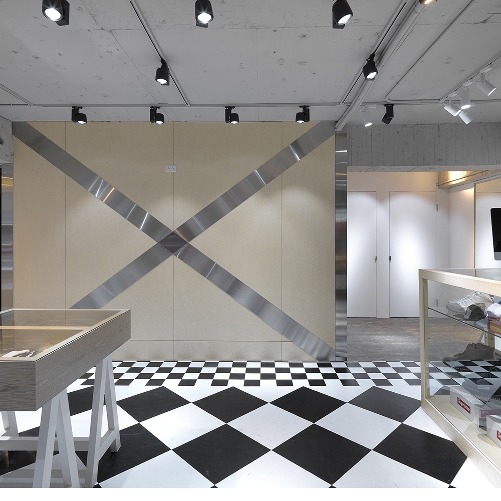 台灣Supreme專賣店 - Suprize 台北東區旗艦店.