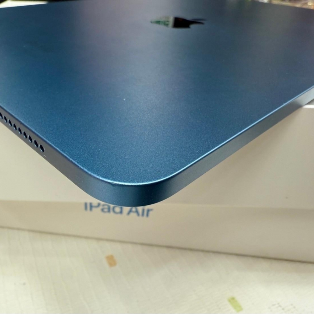iPad air5 64G wifi 藍色 電池93% 有盒裝有配件有三台