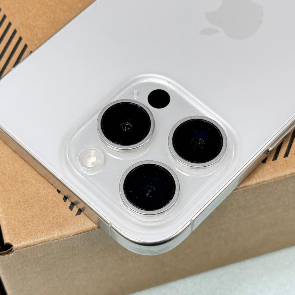 iPhone 15 pro 128g 白 電池87% 無盒裝有配件