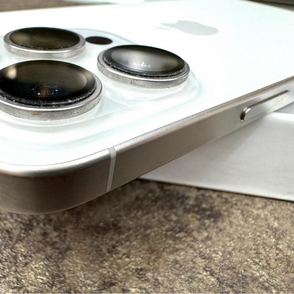 iPhone 15 pro  256g 白 電池8８% 有盒裝有配件