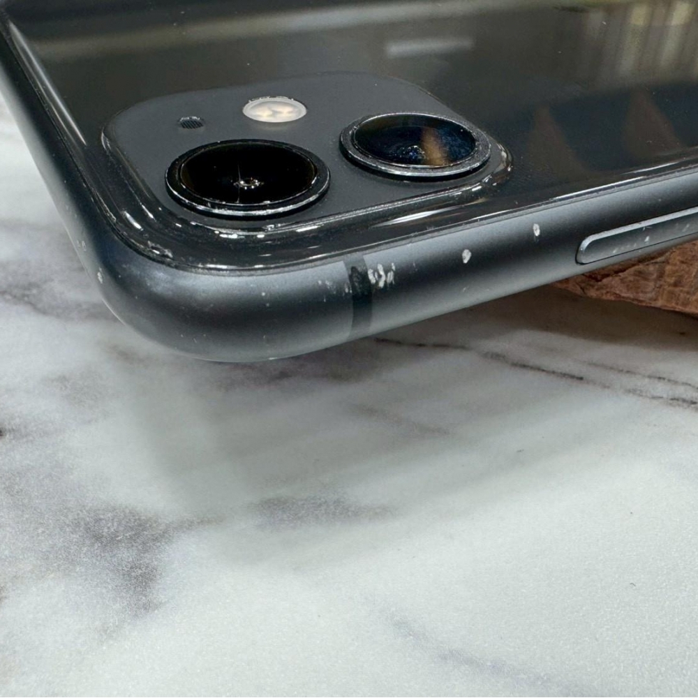 iPhone 11 128Ｇ黑 副廠電池99% （有使用痕跡） 無盒裝有配件