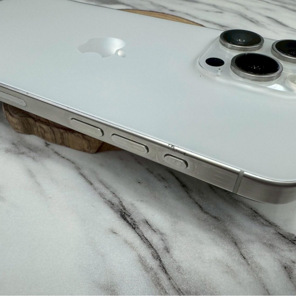 iPhone 15 pro max 256g 白 (螢幕小細紋) 電池86% 無盒裝有配件