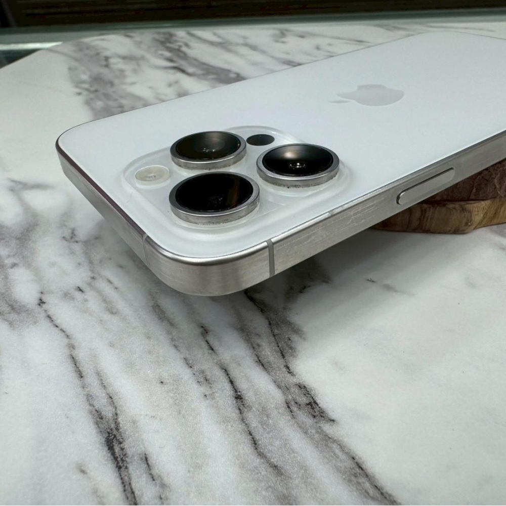 iPhone 15 pro max 256g 白 (螢幕小細紋) 電池86% 無盒裝有配件