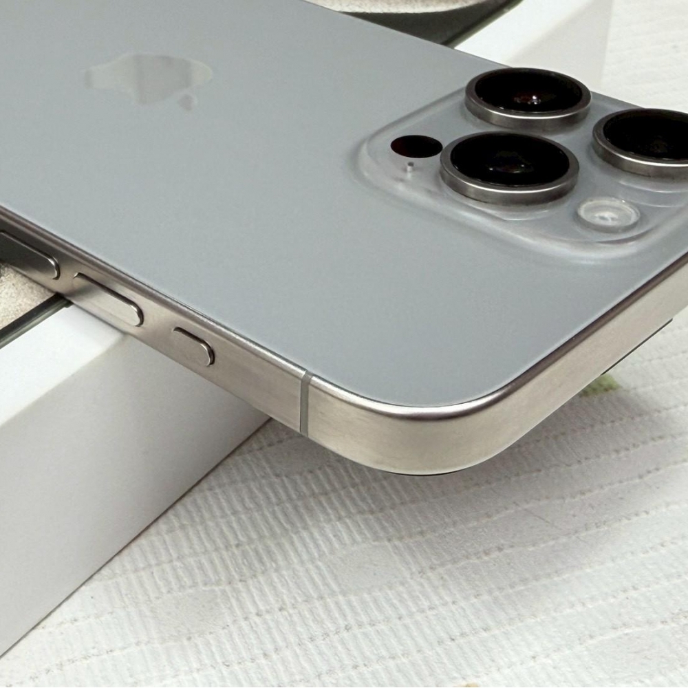 iPhone 15 Pro max  256g 鈦 電池86% 有盒裝有配件