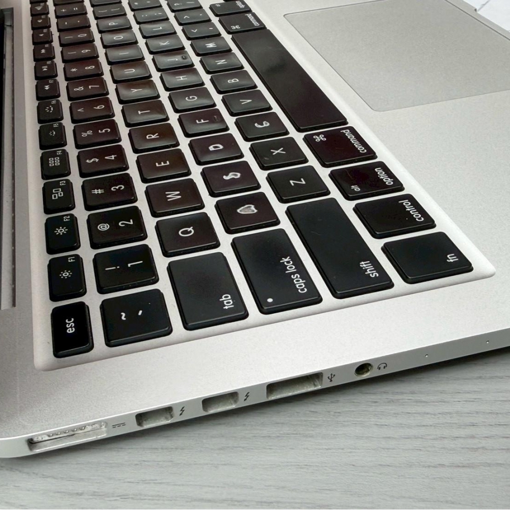  2015 年 MacBook Pro 13寸  (8+256G) 電池100% 循環138 無盒裝