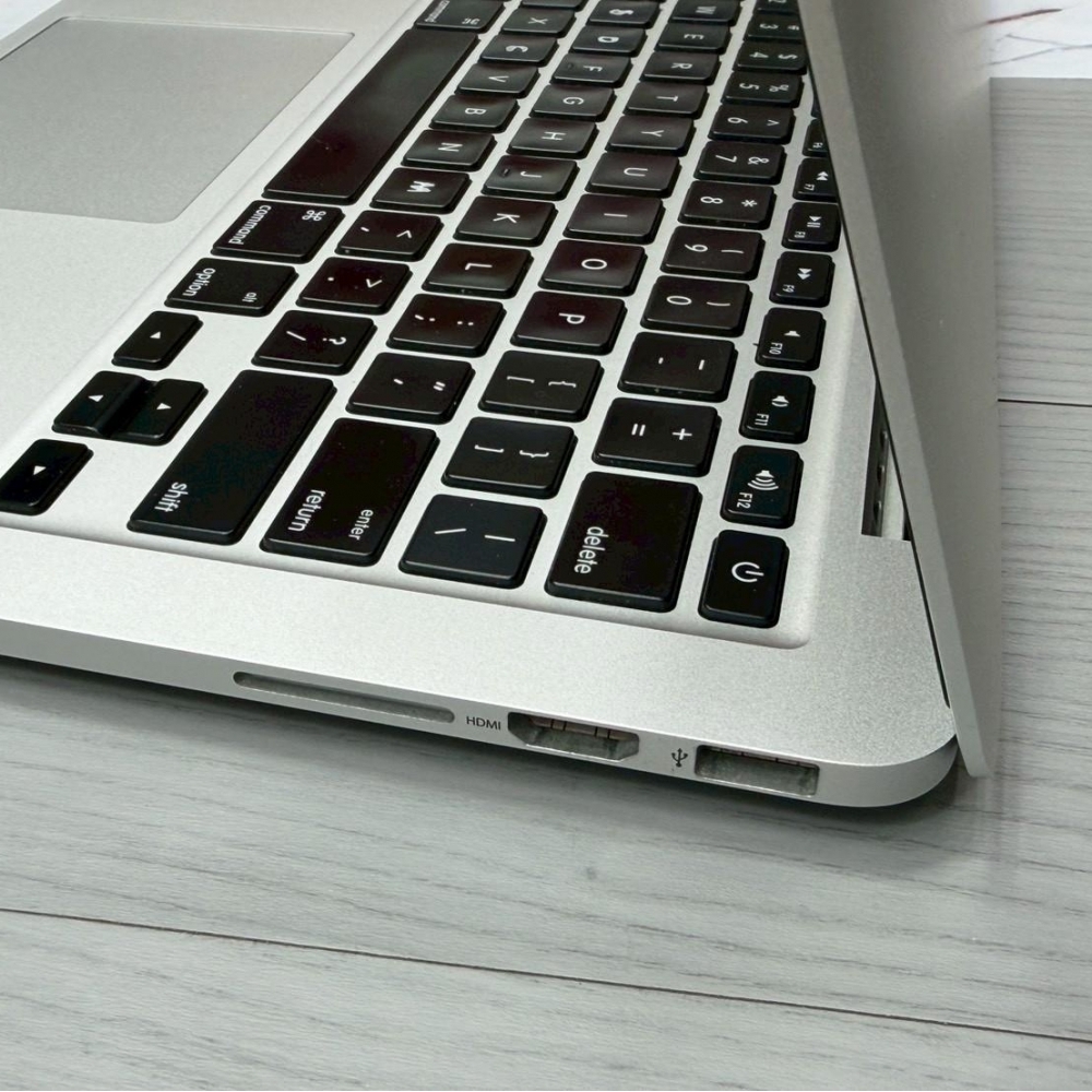  2015 年 MacBook Pro 13寸  (8+256G) 電池100% 循環138 無盒裝