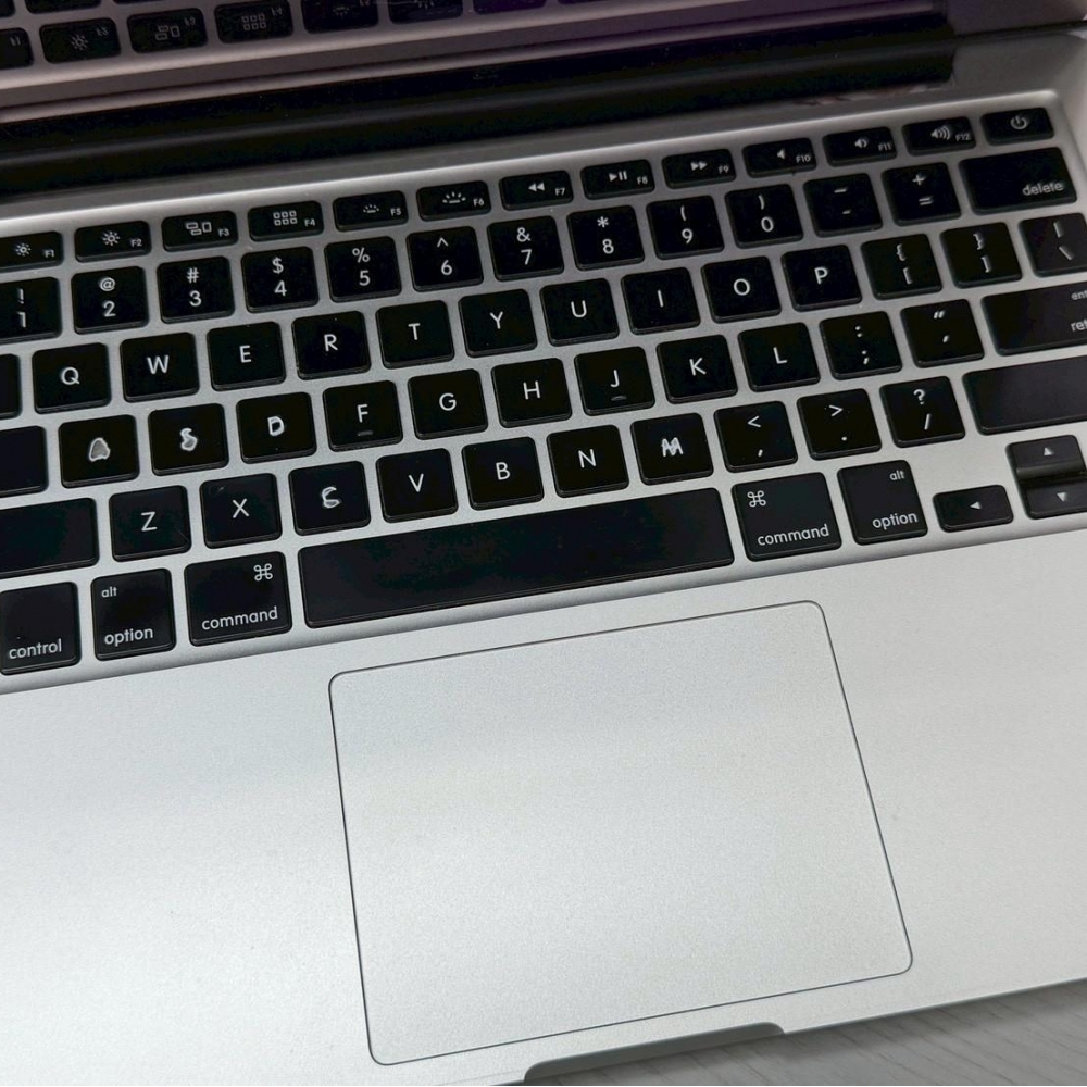  2015 年 MacBook Pro 13寸  (8+256G) 電池100% 循環138 無盒裝