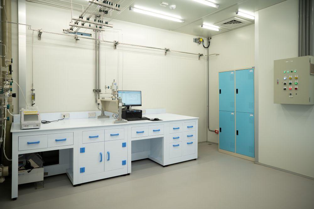 全PP材質耐酸鹼實驗桌，配置試劑架與水槽