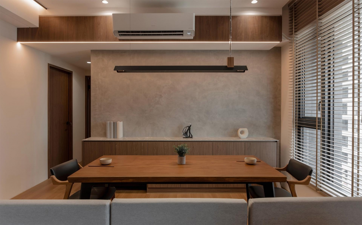 餐廳右側大面窗裝設橫向百葉窗，葉片引入自然光