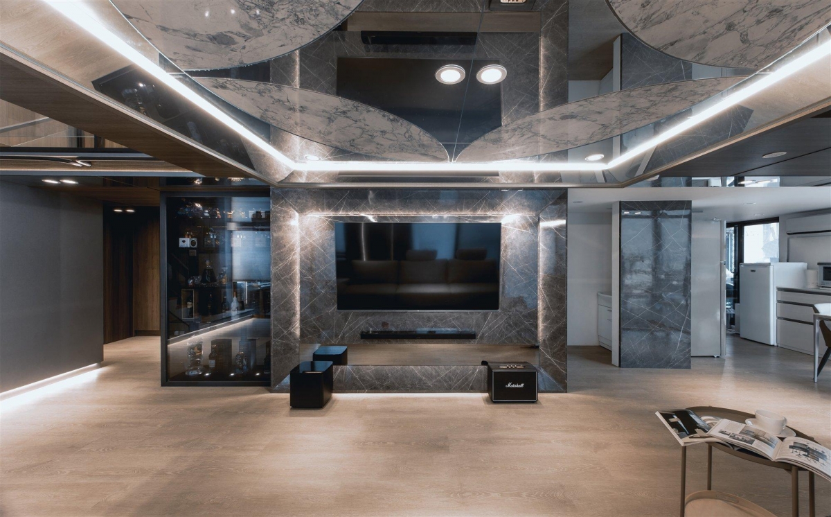 影音牆前可見電視、soundbar 與獨立音響設備